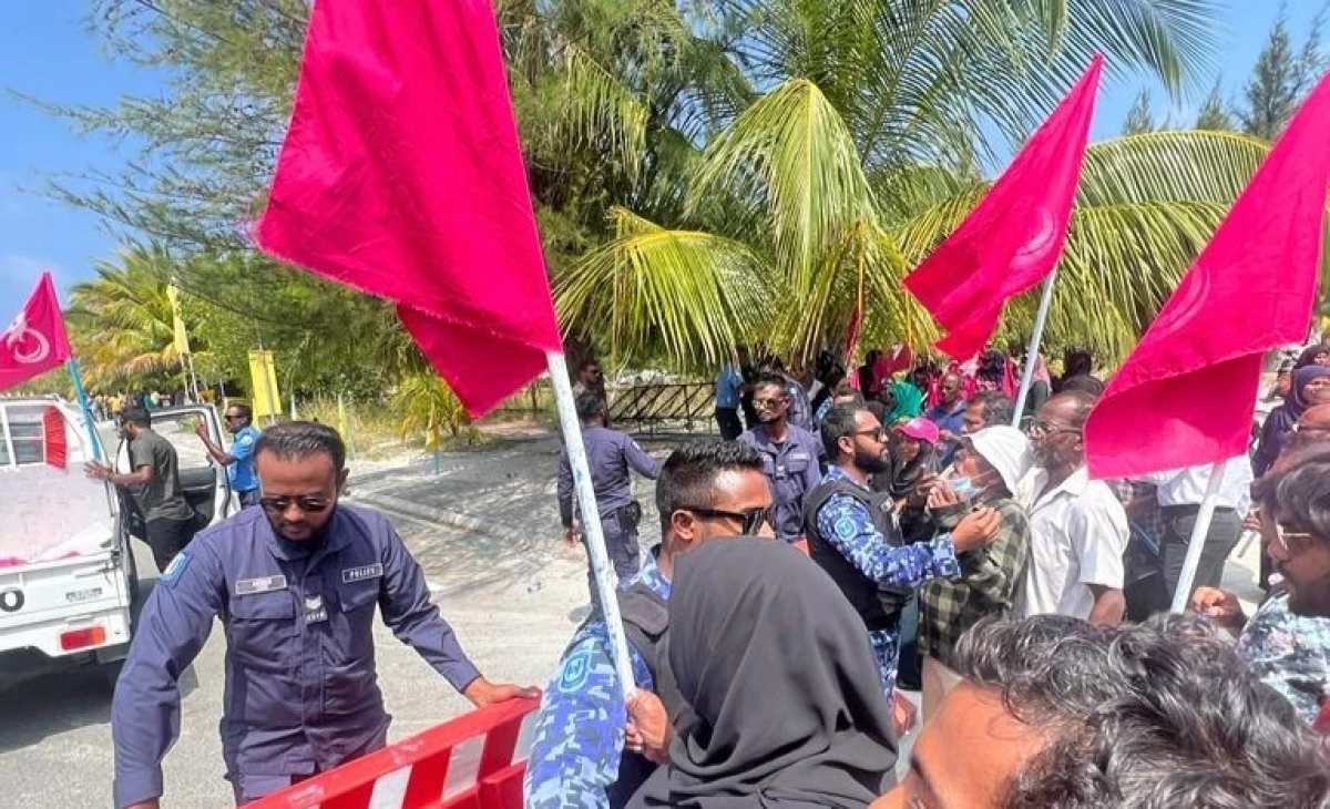 Two arrested in Thinadhoo for protesting in line with President...