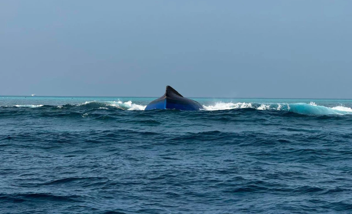 Authorities caution travelers over drifting cargo after boat capsizes near Malé