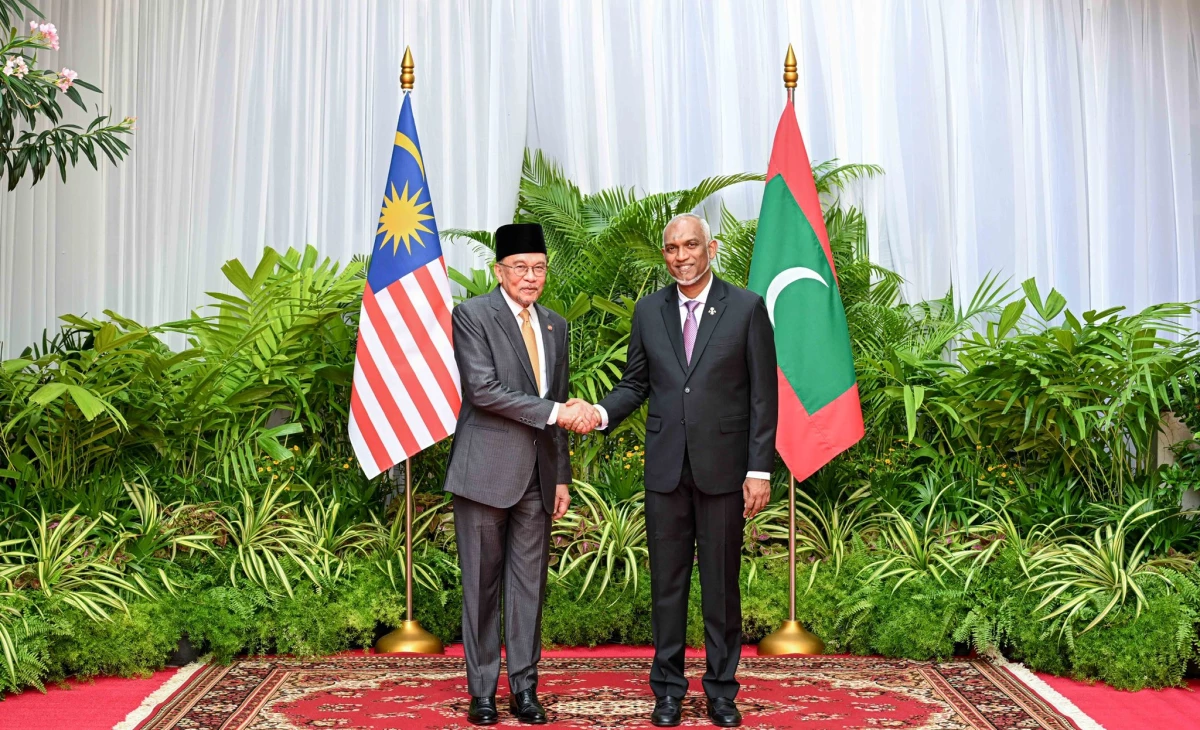 PM Anwar pledges easier processes and internships for Maldivian students